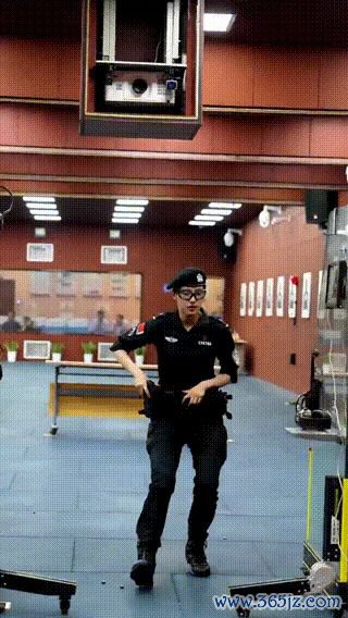 “神枪手”女警不测走红，本东说念主复兴！