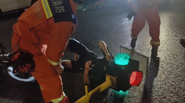 大型社死现场！须眉头部卡进红绿灯，网友边怜悯边笑晕！
