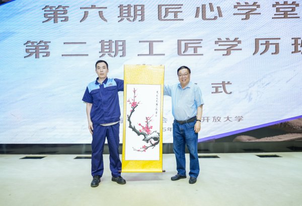 上海这家学院凭AI出圈，新设学历班可获“东说念主工智能历练师（三级）”证书